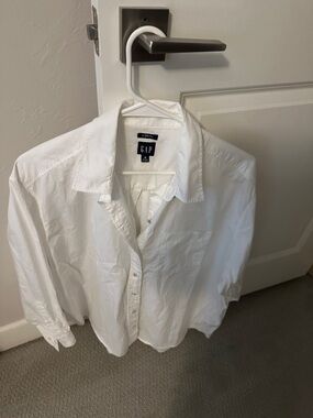 GAP White Long-Sleeve Button-Up Dress Shirt